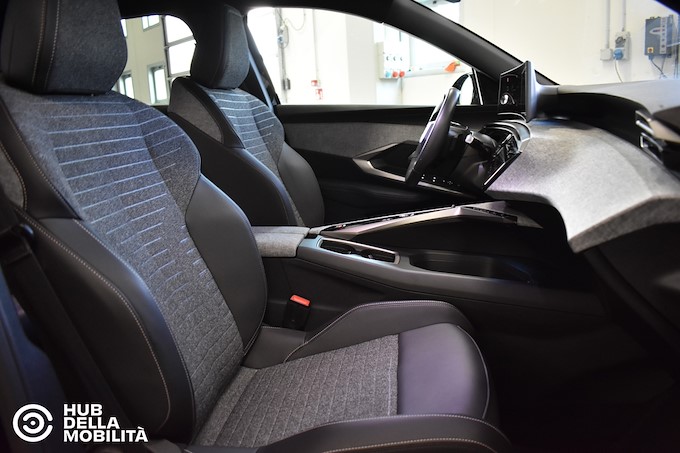 PEUGEOT 3008 Hybrid 136 e-DCS6 Allure